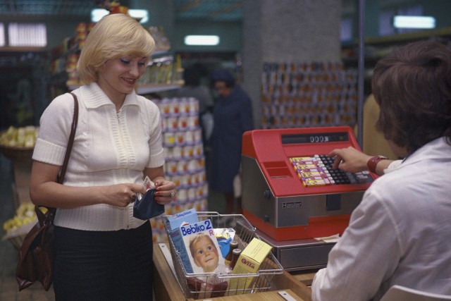 Zakupy w Spółdzielczym Domu Handlowym Sezam w koszyku widoczne mleko w proszku dla dzieci. Zdjęcie wykonano w czerwcu 1977 roku. Kliknij obrazek i przesuwaj strzałkami, aby zobaczyć więcej zdjęć z PRL-u.