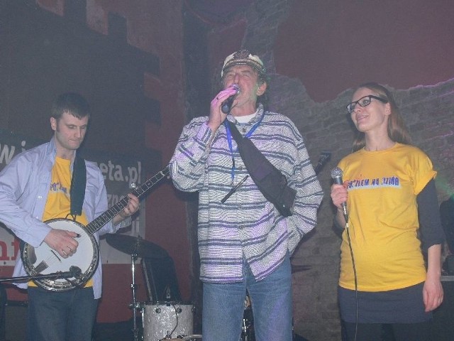 Skarżyszczanin Mariusz Lelonek (w kapitańskiej czapce) zaśpiewał razem z zespołem &#8216;Poszedłem na Dziób'.