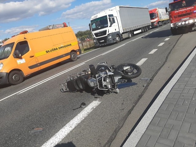 Wypadek w gminie Pniewy, w powiecie grójeckim, na drodze krajowej numer 50 motocyklista uderzył w barierki.