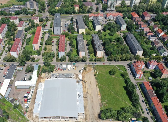 Pusty plac przy nowoczesnym lodowisku w Bytomiu zamieni się już w niedalekiej przyszłości w rolkowisko. Zobacz kolejne zdjęcia >>> 