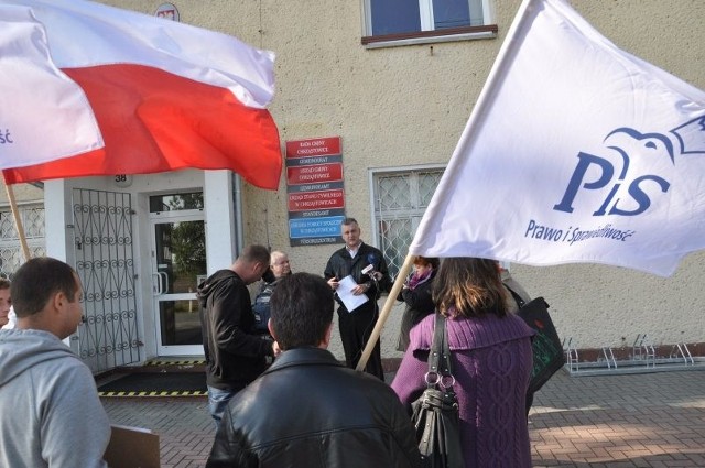 Pikieta przed Urzędem Gminy w Chrząstowicach.