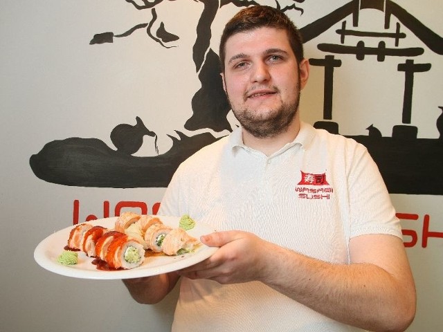 Damian Stachura, Sushi Master z kieleckiego Wasabi Sushi prezentuje sushi Dragon z łososiem i dwoma sosami - teriyaki i chilli.