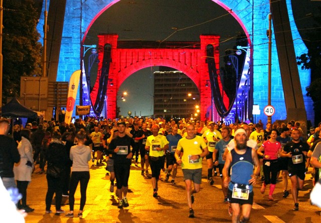 PKO Nocny Wrocław Półmaraton, zawodnicy biegną przez efektownie oświetlony most Grunwaldzki
