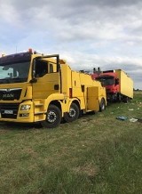 Koziegłowy: Cieżarówka po wypadku usunięta z rowu po kilku dniach ZDJĘCIA