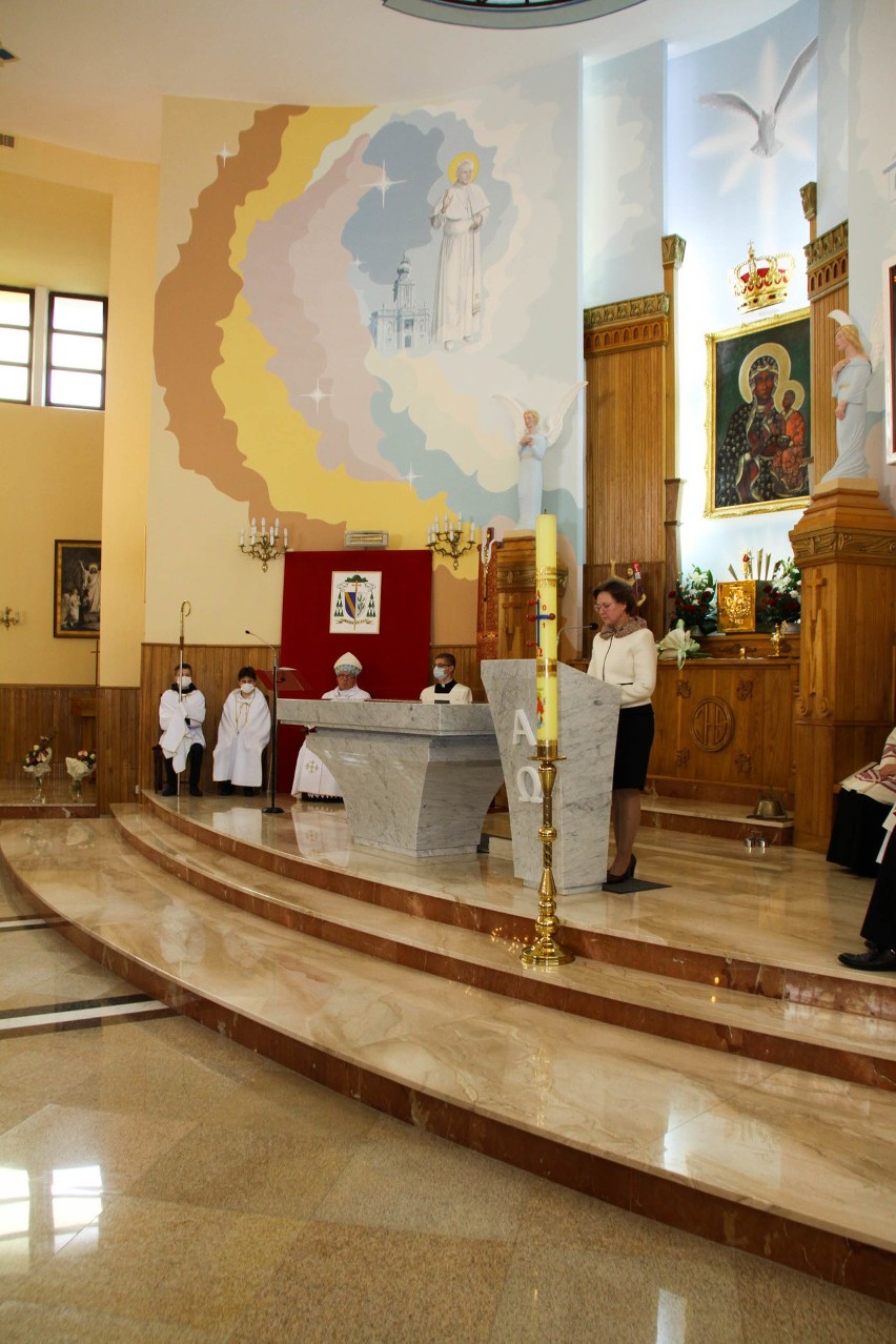 Obierwia. Poświęcenie nowego ołtarza w kościele pw. NMP Częstochowskiej. 3.05.2021. Zdjęcia