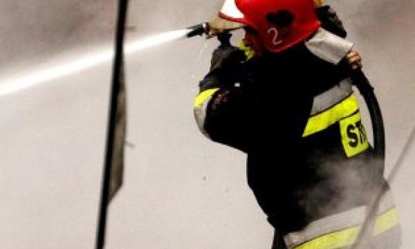W czwartek o godzinie 20.46 strażacy otrzymali zgłoszenie o pożarze domu letniskowego w Sarbinowie przy ulicy Nadmorskiej. &#8211; Na miejsce wysłano aż 10 jednostek straży pożarnej.