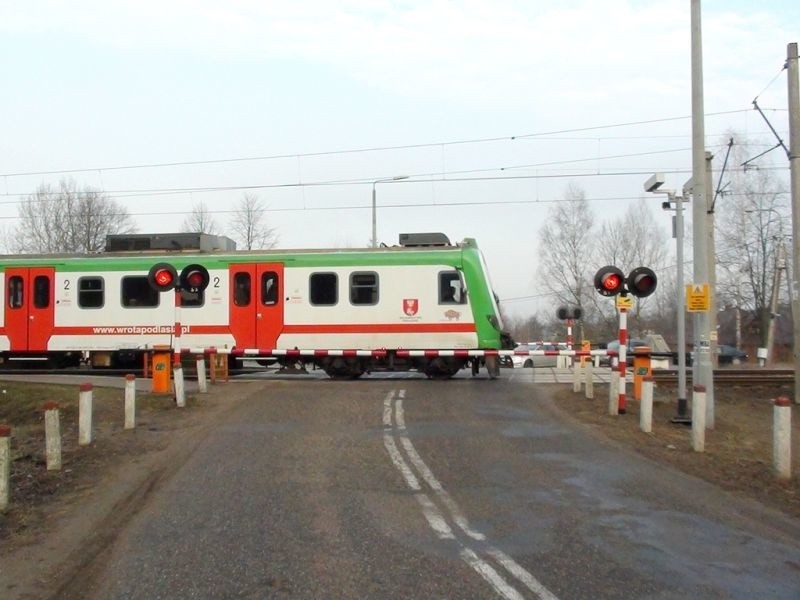 Pociąg omal nie staranował auta podczas akcji Bezpieczny przejazd (zdjęcia)