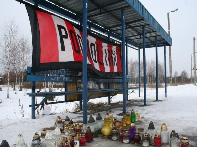 Pod tą wiatą młodzi ludzie siedzieli w piątkowy wieczór.