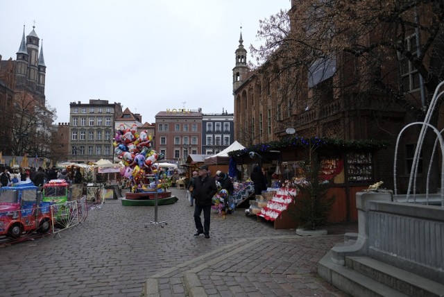 Na Rynku Staromiejskim w Toruniu rozpoczął się Jarmark Bożonarodzeniowy. Znajdują się tam wyroby rękodzieła ludowego i artystycznego, stroiki, ozdoby choinkowe, pamiątki, wyroby ceramiczne, wikliniarskie, biżuteria, minerały, choinki, wędliny bez konserwantów, miody, nalewki, sery, słodkości itp. W programie kolejnych dni jarmarku także koncerty kolęd i warsztaty artystyczne i plastyczno-techniczne, dotyczące tradycji związanych ze świętami m.in. tworzenie ozdób choinkowych, dekoracji świątecznych, kalendarzy, karmników dla ptaków, warsztaty kulinarne, pisanie listów do św. Mikołaja, gra miejska i kalambury. Jarmark potrwa do 23 grudnia.