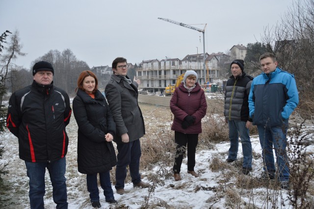 Przy ul. Podmłynie powstają bloki nazwane przez inwestorów Szklanymi Tarasami. Choć sprawy związane z budową rozpatruje sąd i wojewoda, nie przeszkadza to w prowadzeniu sprzedaży lokali