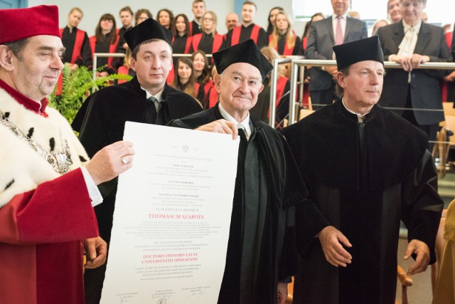 10 marca 2017. Historycy: prof. Tomasz Marceli Szarota i prof. Marceli Kosman zostali doktorami honoris causa Uniwersytetu Opolskiego. 