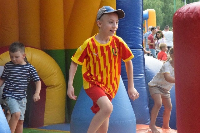 Niedziela to dzień prezentacji drużyny oraz nowych koszulek pierwszoligowej Korony Kielce. Zanim jednak do nich doszło, na Suzuki Arenie odbywał się Wielki Koroniarski Piknik Rodzinny. Dla najmłodszych przygotowane został gry, zabawy i konkursy, malowano także sektorówkę. Obecna była również strefa gastronomiczna. Zobacz, jak bawili się kibice kieleckiej drużyny na tej imprezie.