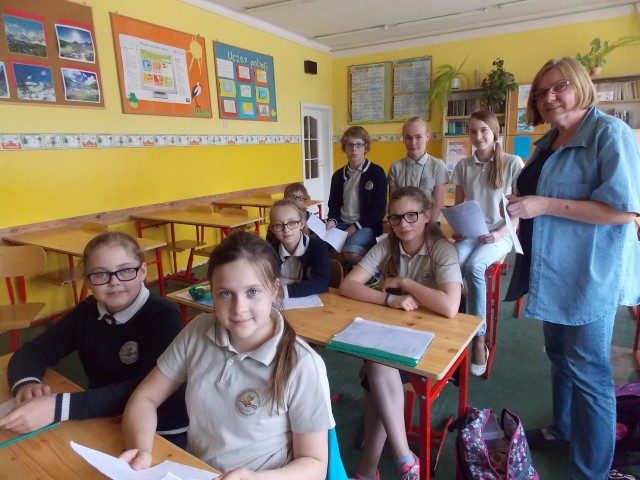 Grupa uczniów z V i IV klas, którzy przychodzą na kółko polonistki Marioli Klapczyńskiej i robią m.in. gazetkę szkolną.