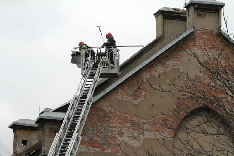 Wypadek przy Żabiej Ścieżce. Strażak spadł z wysokości,...