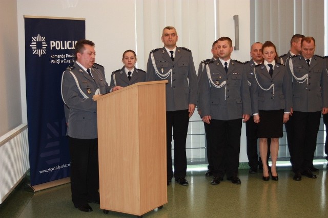 Zastępca Komendanta Wojewódzkiego Policji w Gorzowie Wielkopolskim insp. Jerzy Głąbowski w obecności władz samorządowych, policjantów, pracowników policji wprowadził na stanowisko Komendanta Powiatowego Policji w Żaganiu mł. insp. Jacka Banca.3 stycznia odbyło się uroczyste wprowadzenie na stanowisko Komendanta Powiatowego Policji w Żaganiu mł. insp. Jacka Banca Podczas uroczystej zbiórki w imieniu komendanta wojewódzkiego policji w Gorzowie Wielkopolskim nadinsp. Heleny Michalak, insp. Jerzy Głąbowski wręczył rozkaz o powołaniu mł. insp. Jacka Banca na stanowisko Komendanta Powiatowego Policji w Żaganiu.Mł. insp. Jacek Banc jest absolwentem wydziału prawa Uniwersytetu Wrocławskiego. Wcześniej ukończył Wyższą Szkołę Policji w Szczytnie. Posiada również wykształcenie podyplomowe w zakresie studiów menedżerskich uzyskane na wydziale zarządzania Uniwersytetu Ekonomicznego we Wrocławiu. Służbę w policji rozpoczął 1 września 1991 roku. Przez pierwsze lata swojej kariery zawodowej służył w Komendzie Powiatowej Policji w Ostródzie- Garnizon Warmińsko-Mazurki. Następnie od 1995 roku pełnił służbę w Komendzie Powiatowej Policji w Głogowie. W trwającej 28-letniej służbie realizował zadania na stanowiskach wykonawczych i kierowniczych. Ściśle związany z służbą kryminalną. Od 2011 roku w głogowskiej jednostce piastował funkcję naczelnika wydziału dochodzeniowo-śledczego. W 2018 roku został przeniesiony do pełnienia służby w Garnizonie Lubuskim. W sierpniu 2018 roku został powołany na stanowisko I zastępcy komendanta powiatowego policji w Żaganiu. Od 3 stycznia br. został powołany komendantem powiatowym policji w Żaganiu.W uroczystości  wziął udział Starosta Żagański, Pan Henryk Janowicz, burmistrzowie oraz wójtowie gminy powiatu żagańskiego, Prokurator Rejonowy w Żaganiu Pani Agnieszka Sobieszek, a także przedstawiciele służb mundurowych z powiatu żagańskiego. Zobacz też: W Lubuskiem mamy nowych policjantów. 24 funkcjonariuszy złożyło ślubowanie (7.01.2020)