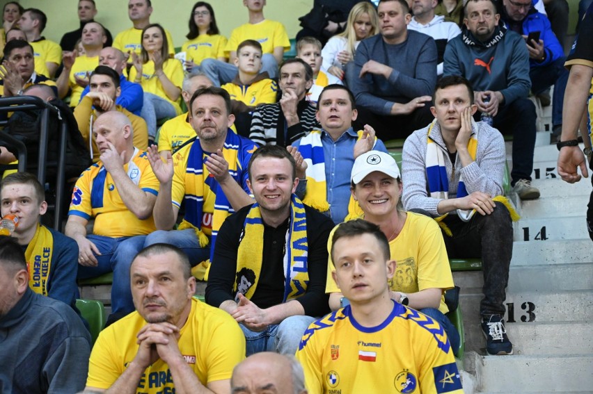 Kibice na emocjonującym meczu Industria Kielce - Kolstad Handball w Hali Legionów. Był to pojedynek w Lidze Mistrzów piłkarzy ręcznych