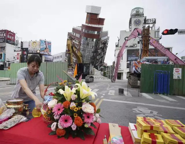 Trwa akcja poszukiwawcza po silnym trzęsieniu ziemi na Tajwanie. Mieszkańcy składają hołd tym, którzy zginęli.