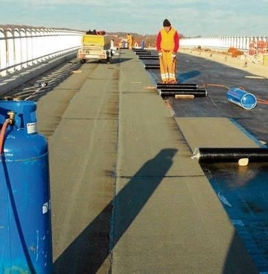 Do połowy stycznia pogoda sprzyjała budowie. Dotąd udało się na obu nitkach odcinka położyć 21,4 km podbudowy bitumicznej FOT. ARCHIWUM BUDOWY