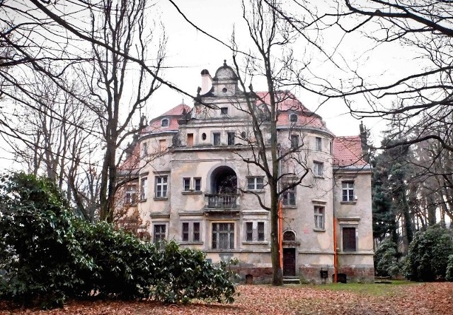 Willa przy ul. Moniuszki 43 w Wałbrzychu jest częścią kompleksu pałacowo-parkowego, który w 2003 roku został przekazany Państwowej Wyższej Szkole Zawodowej im. Angelusa Silesiusa