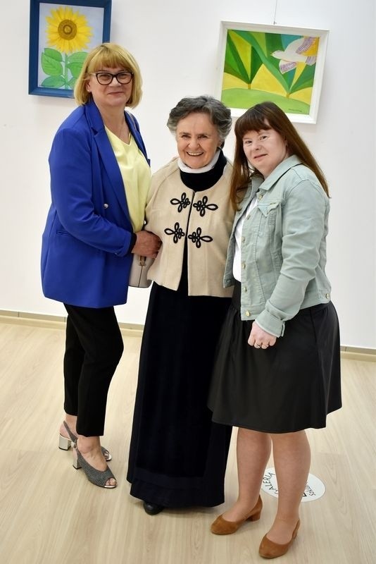 Mama prezydenta Andrzeja Dudy spotkała się w „Szklanym Domu” w Ciekotach z mamami niepełnosprawnych dzieci. Zobacz film i zdjęcia