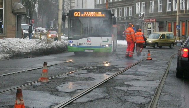 Na wystających szynach na tym newralgicznym skrzyżowaniu Niebuszewa, nie jeden samochód przedziurawił opony.