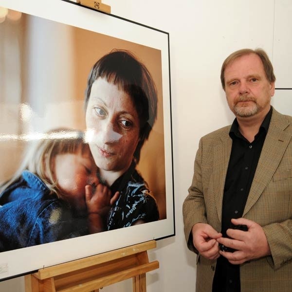 Chris Niedenthal urodził się w 1950 roku w Londynie w rodzinie polskich emigrantów wojennych. Jest jednym z najbardziej cenionych fotoreporterów europejskich. Współpracował z takimi magazynami jak "Newsweek&#8221;, "Time&#8221;, "der Spiegel&#8221; czy "Forbes&#8221;. W 1986 roku został uhonorowany nagrodą World Press Foto. W latach 70. i 80. Jest autorem najsłynniejszego zdjęcia z czasów stanu wojennego przedstawiającego transporter opancerzony SKOT stojący na tle billboardu reklamującego film "Czas apokalipsy&#8221; Francisa Forda Coppoli, wiszącego na budynku Kina Moskwa w Warszawie.