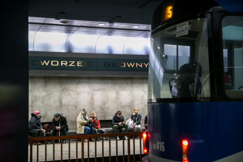 Krakowski Szybki Tramwaj wlecze się w tunelu. Czy kiedyś przyspieszy?