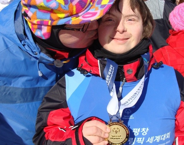 Tak cieszyła się Sabina Czernic, uczennica Specjalnego Ośrodka Szkolno-Wychowawczego nr 1 w Kielcach ze złotego medalu w slalomie gigancie na igrzyskach w Korei Pd.