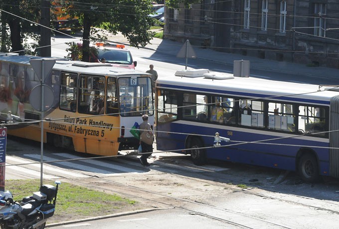 [wideo, zdjęcia] Autobus z tramwajem zderzyły sie na rondzie Bernardyńskim