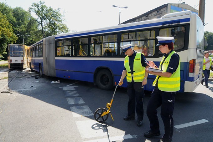 [wideo, zdjęcia] Autobus z tramwajem zderzyły sie na rondzie Bernardyńskim