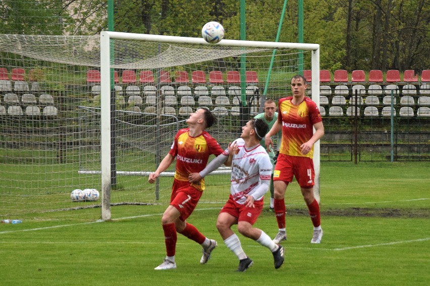 3. liga. Korona II Kielce po słabym meczu przegrała z Klubem Sportowym Wiązownica 0:2. Zobacz zdjęcia z meczu i kibiców