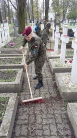 Radom. Młodzież I Liceum Ogólnokształcącego CN-B pamięta o grobach żołnierzy