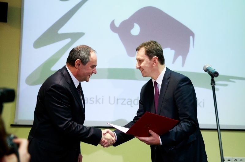 Nominację wręczył mu Andrzej Halicki, minister administracji...
