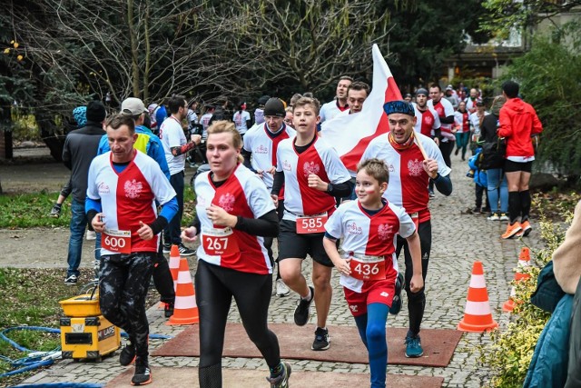 Bydgoski Bieg Niepodległości - o szablę o szablę Marszałka Piłsudskiego zgromadził na starcie około 1500 uczestniczek i uczestników. Do pokonania mieli 5-kilometrową trasę ulicami bydgoskiej starówki