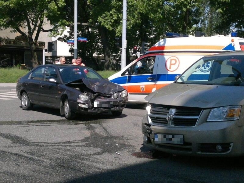 Dwa auta zderzyły się na skrzyżowaniu ul. Radwańskiej z ul....