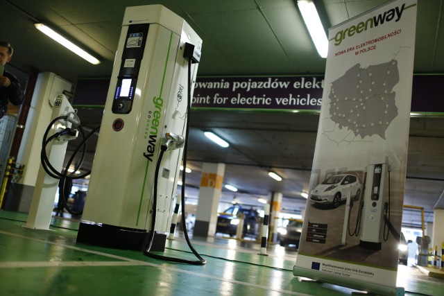 Rządowy plan rozwoju elektromobilności zakłada, że w 2020 roku w Polsce ma być zarejestrowanych 75 tysięcy samochodów elektrycznych, a 5 lat później - milion. Fot. Archiwum