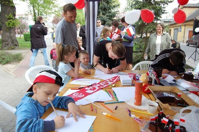 W niedzielę na placu Wolności w Szubinie świętowano Dzień Flagi. Po oficjalnej części odbył się happening, którego organizatorami byli działacze PO. Najmłodszym proponowano m.in. udział w konkursach plastycznych i sprawnościowych.