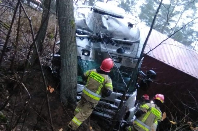 W poniedziałek, 24 stycznia około godziny 9.00 kierowca stracił panowanie nad ciężarówką i wypadł z drogi. W wyniku zdarzenia ciągnik z naczepą wpadł do przydrożnego rowu, gdzie uderzył w drzewo. Zdarzenie miało miejsce na wysokości Starego Osieczna (powiat strzelecko-drezdenecki) na drodze krajowej numer 22:Na miejscu interweniowała ochotnicza straż pożarna z Dobiegniewa, jednostki ratowniczo-gaśnicze ze Strzelec Krajeńskich, pogotowie ratunkowe oraz policja, która wyjaśnia okoliczności zdarzenia.Kierowcy muszą liczyć się z kilkugodzinnymi utrudnieniami w czasie, kiedy ciężarówka będzie wyciągana z pobocza.Przypominamy o bardzo trudnych warunkach panujących na drogach w województwie lubuskim. IMGW wydało ostrzeżenie pierwszego stopnia przed gęstymi mgłami. CZYTAJ RÓWNIEŻ: - Kolejne potrącenie na Sikorskiego w Kostrzynie nad Odrą. Kierowca opla uderzył w kobietę na przejściu dla pieszych- Dramatyczny wypadek w Kostrzynie nad Odrą. Jeep wjechał w troje nastolatków na przejściu dla pieszych przy ul. Sikorskiego