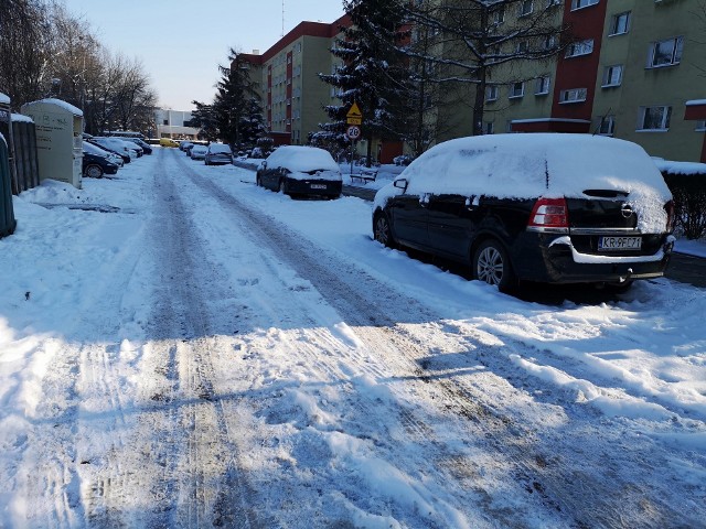 Sprawdziliśmy stan dróg w Krakowie po ostatnich, intensywnych opadach śniegu. Nie wszystkie ulice są odśnieżone.
