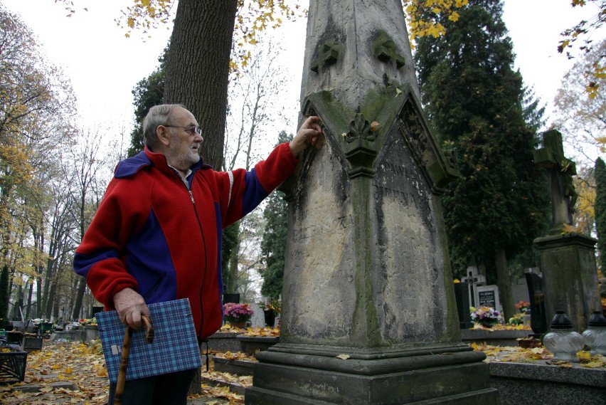 Grób rodziny Biernackich (nieczytelne daty śmierci członków...