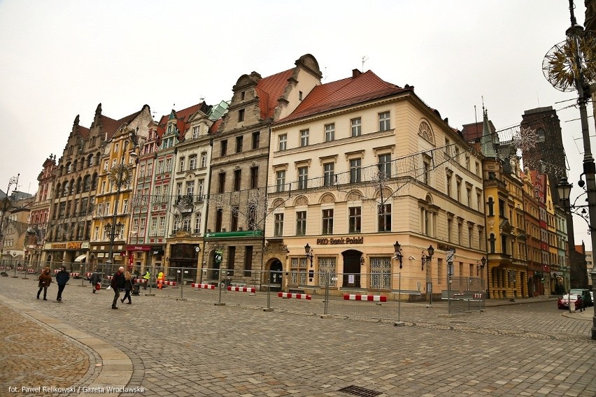 Wrocław: W Rynku budują szpilkostradę. Już zdejmują starą kostkę (ZDJĘCIA)