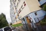 77-latka z bloku przy Skłodowskiej-Curie w Bydgoszczy uratował sąsiad i policjanci, którzy przez balkon dostali się do lokum na 7. piętrze