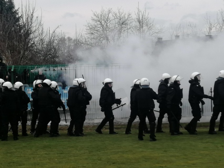 Rozróba na meczu Okocimski Brzesko - Tarnovia. Policja użyła armatki, są zatrzymani i ranni