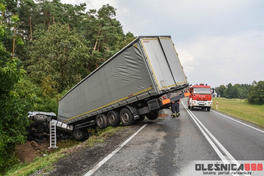 Ciężarówka spadła z nasypu na DK 25. Kierowca ranny [ZDJĘCIA]