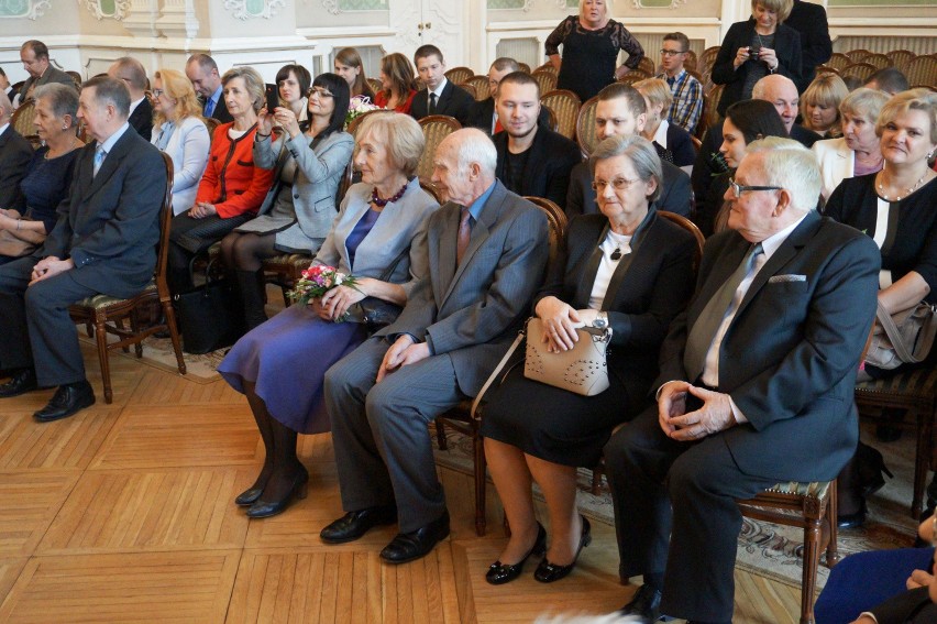 Prezydent Tadeusz Truskolaski wręczył kwiaty seniorom z...
