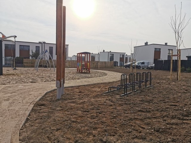 W ramach budżetu obywatelskiego na Osiedlu Zachód przy ulicy Ryszarda Riedla w Słupsku powstał plac zabaw dla dzieci.