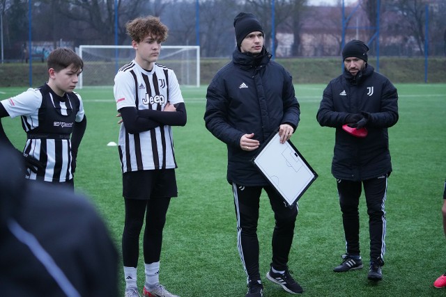 Zawodnicy toruńskiej akademii Juventusu awansowali do Centralnej Ligii Juniorów, będącej najwyższym poziomem rozgrywkowym w kraju. Dokonali tego jako pierwsi w województwie, ale o świętowaniu już powoli zapominają, bo - jak podkreślają - teraz zacznie się prawdziwe granie. Na zdjęciu trening Juventus Academy Toruń, który odwiedziły "Nowości"