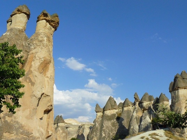 Göreme urzeka baśniowymi kształtami skał. Niektóre przypominają wyglądem grzyby.