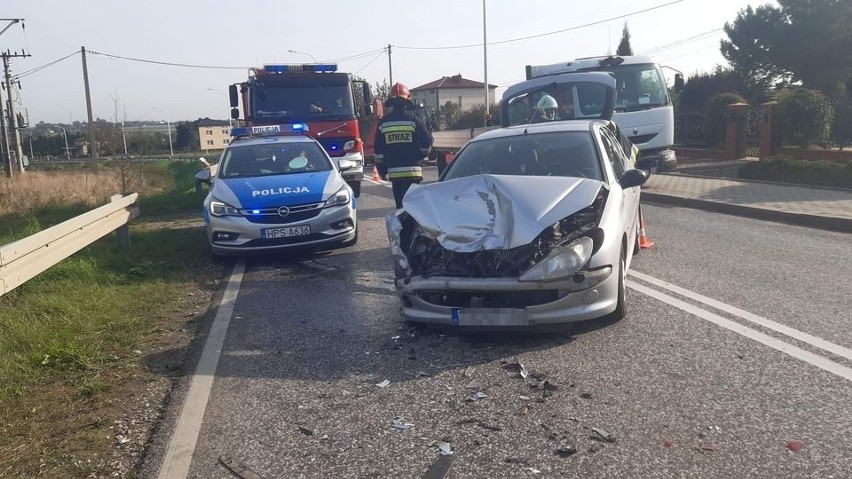 Uwaga kierowcy! Wypadek na drodze wojewódzkiej w Waśniowie. Ruch w kierunku Kielc odbywa się wahadłowo [ZDJECIA]