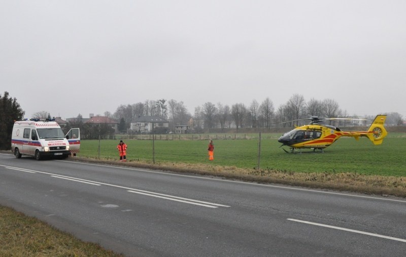 Helikopter z chorym wylądował na polu obok drogi...